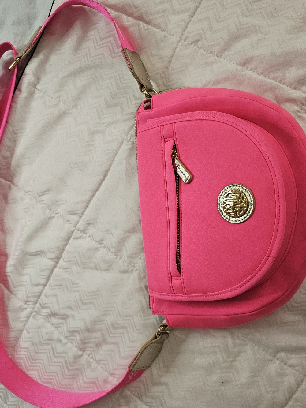 Lilly Pulitzer Neon Pink Crossbody with Gold-Tone Logo - Picture 2 of 4
